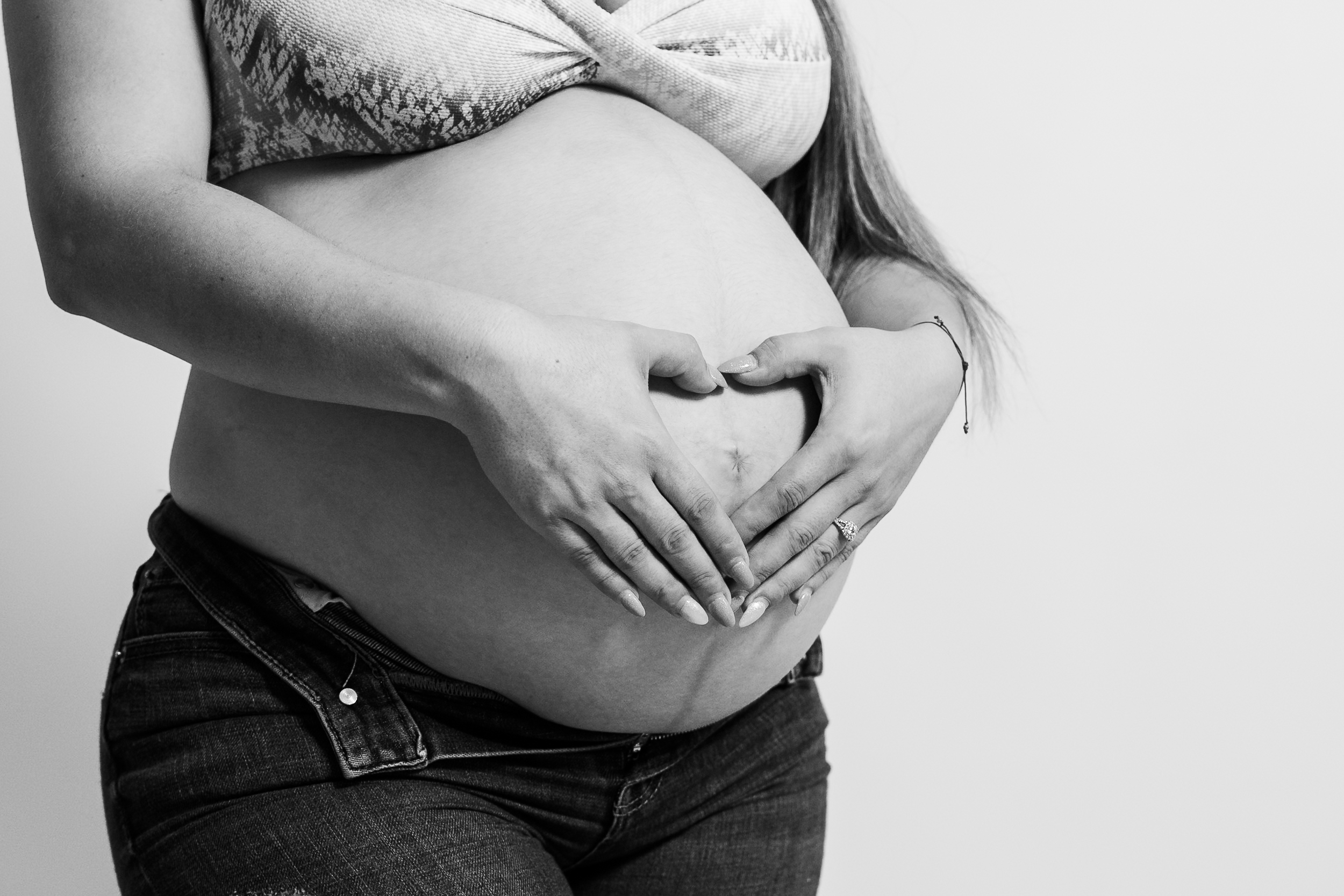 sesion_de_maternidad_sesion_de_stduio_lifestyle-prenatal-Yaz-Juan-en-Estudio-de-alex-y-rebeca-fotografia-en-puerto-vallarta---02338 (12)